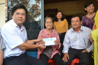 Huyện ủy Dương Minh Châu phối hợp cùng lớp Cao cấp Chính trị K66- A06 (Học viện Chính trị Quốc gia Hồ Chí Minh) đi thăm và tặng quà cho các mẹ VNAH